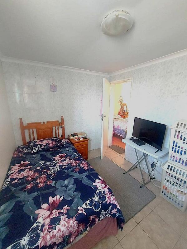 2 Bedroom Property for Sale in Goodwood Central Western Cape